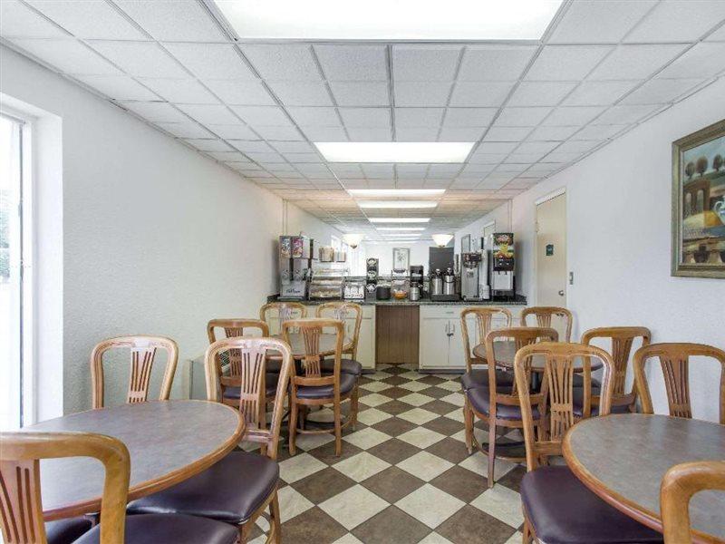 Howard Johnson By Wyndham Virginia Beach Exterior photo
