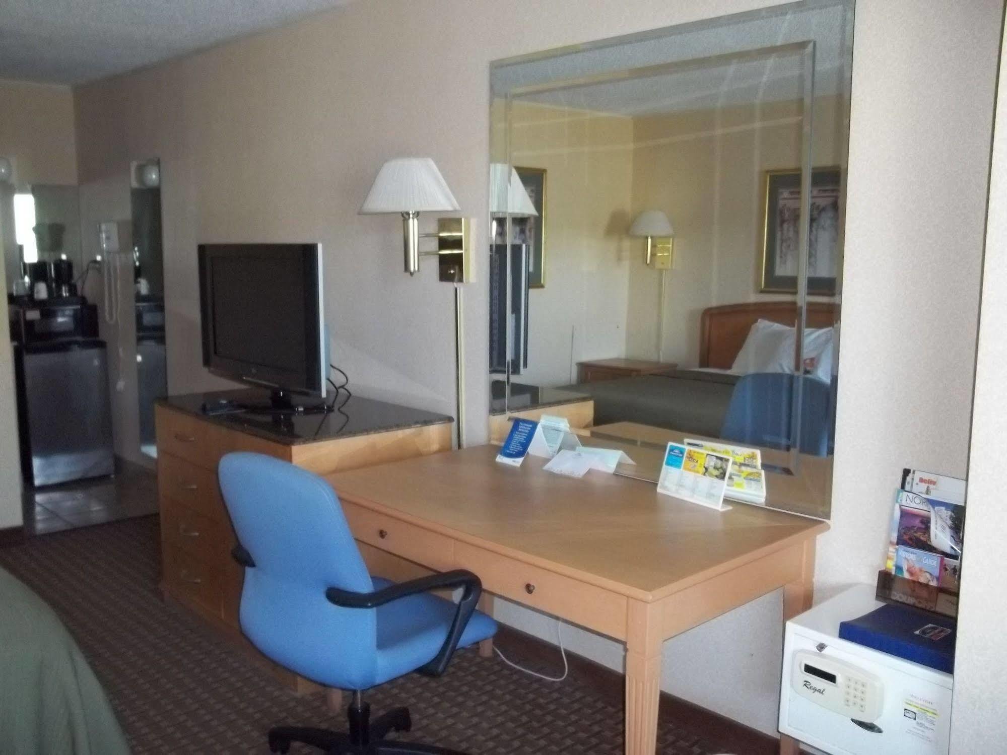 Howard Johnson By Wyndham Virginia Beach Exterior photo