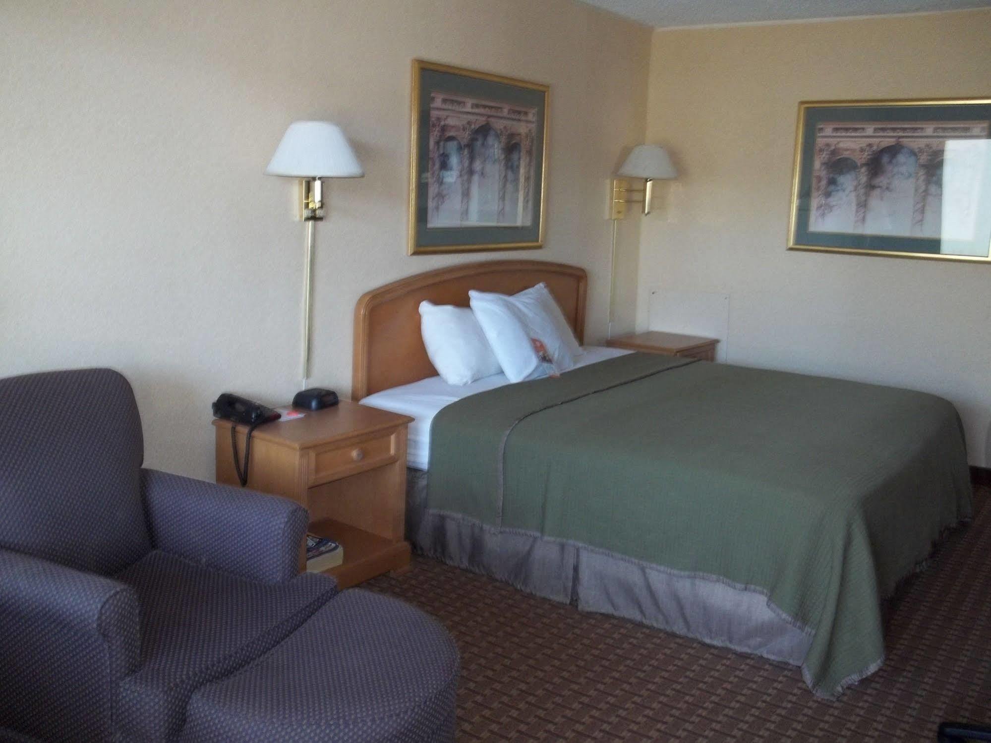 Howard Johnson By Wyndham Virginia Beach Exterior photo