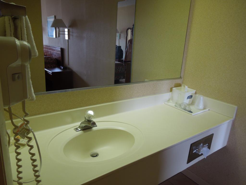 Howard Johnson By Wyndham Virginia Beach Exterior photo